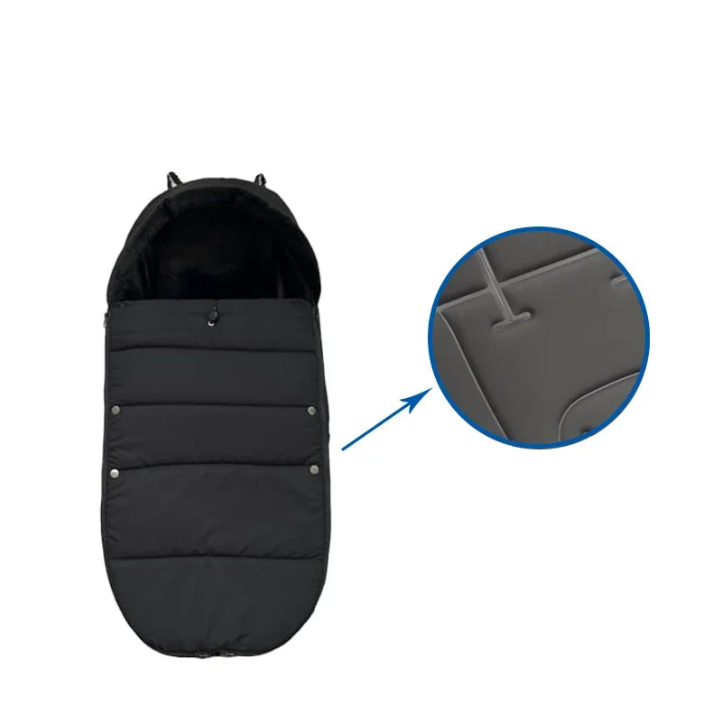 Chancelière bébé noire matelassée avec capuche et zoom sur les fixations de la poussette