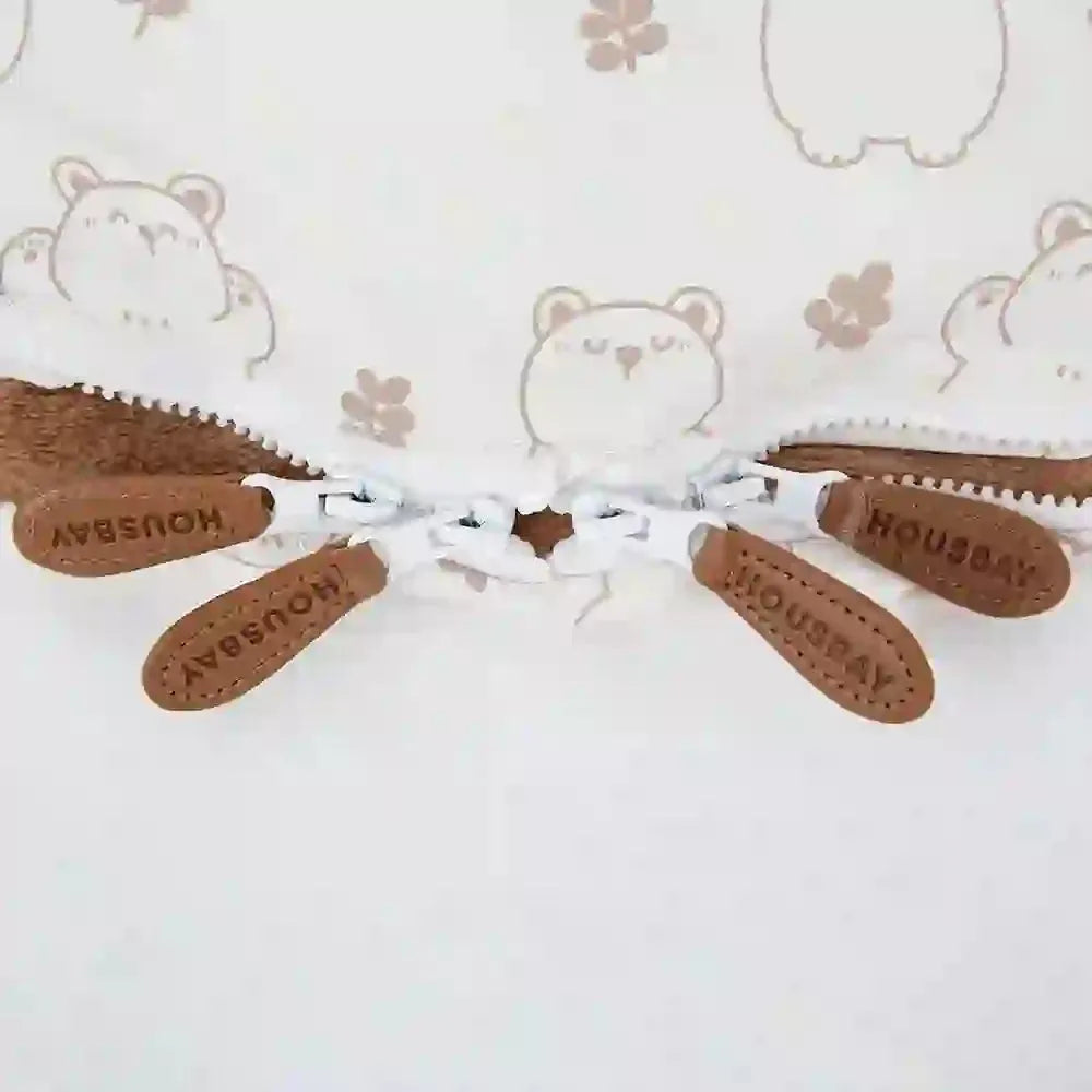 Gros plan sur les fermetures éclair HOUSBAY de la chancelière bébé motif ours, assurant une ouverture facile et une sécurité optimale.