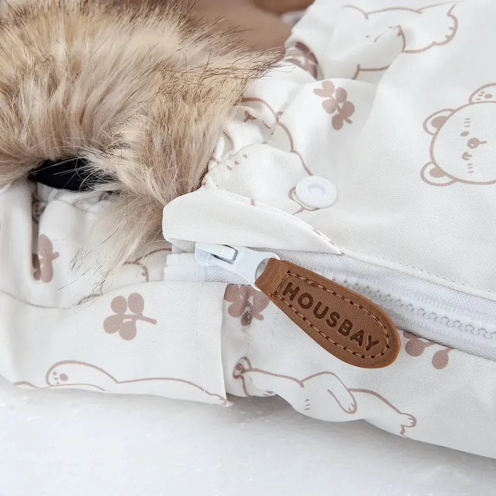 Zoom sur la fermeture éclair latérale de la chancelière HOUSBAY motif ours beige, avec tirette en cuir pour une manipulation aisée.