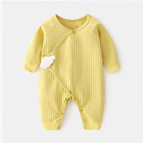 Grenouillère coton bébé unisexe jaune à rayures, fermeture croisée avec boutons pression et motif nuage, idéale pour le confort printanier.