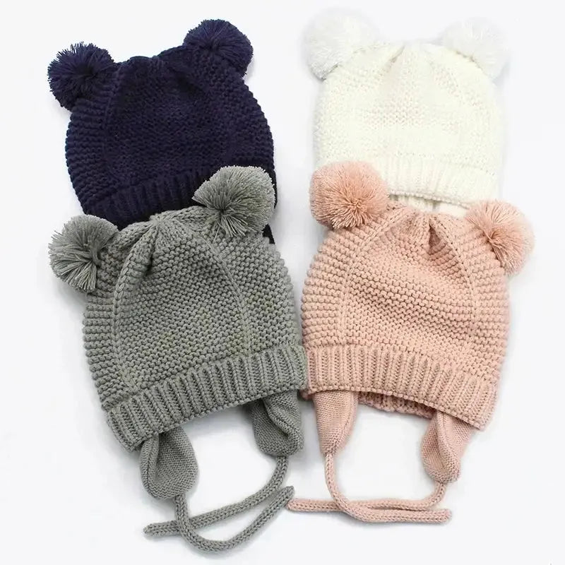 Bonnet hiver enfant avec pompons oreilles, chaud et confortable pour bébé 0-24 mois. Idéal pour protéger du froid en hiver.