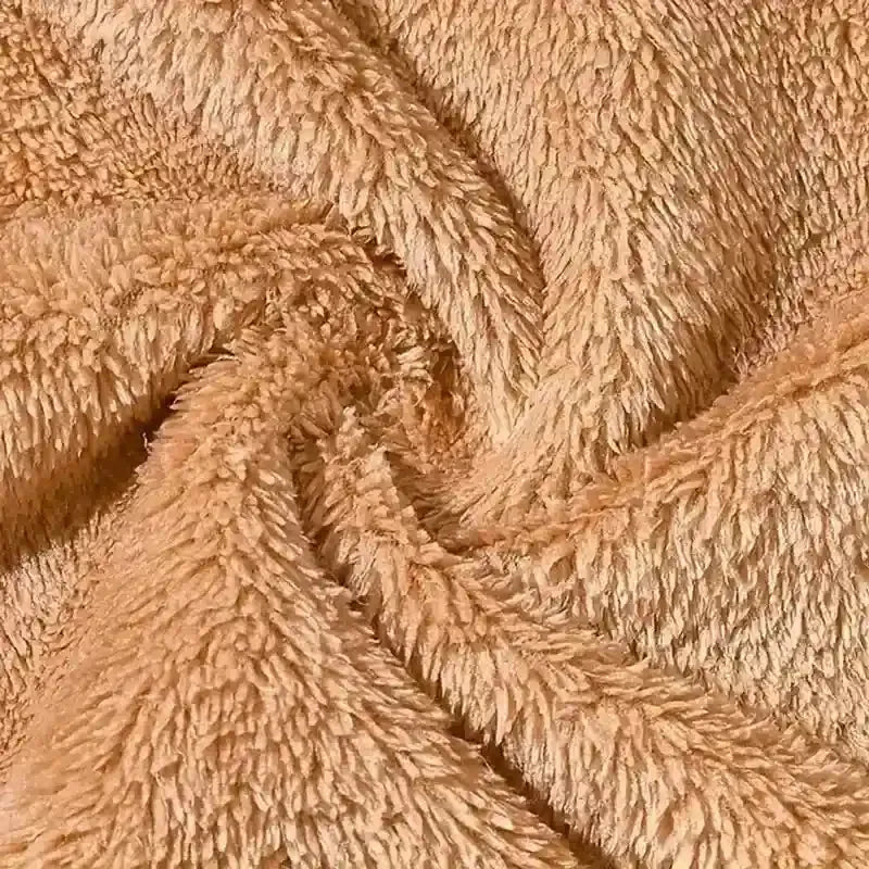 Tissu en peluche beige doux et moelleux avec texture épaisse et bouclée
