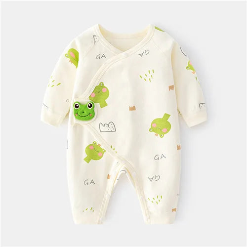Grenouillère coton bébé unisexe avec motif grenouille verte, manches longues et fermeture croisée, idéale pour le confort printanier des nourrissons.